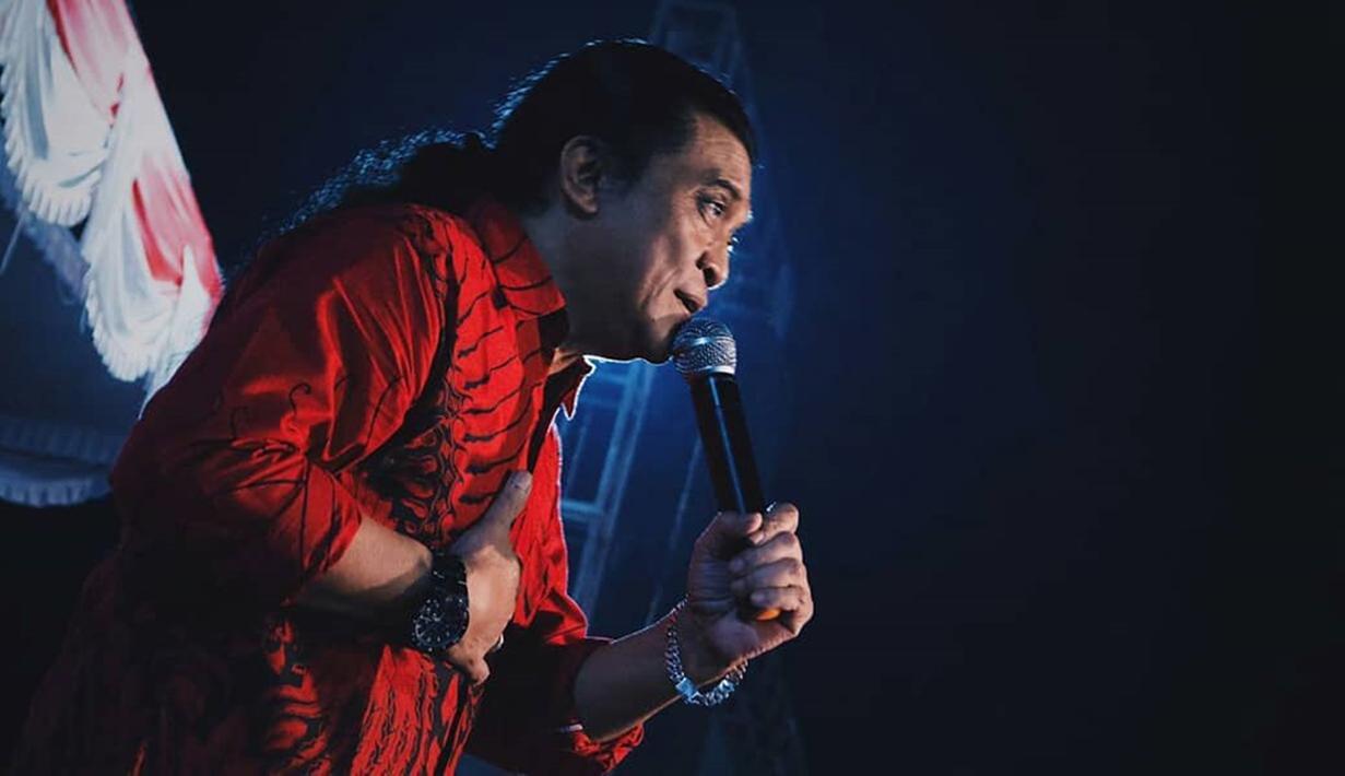 Didi Kempot tampil bernyanyi dengan batik berwarna merah